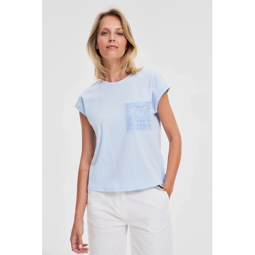 Bawełniany t-shirt z kieszonką błękitny ze sklepu Moodo.pl w kategorii Bluzki damskie - zdjęcie 180229078