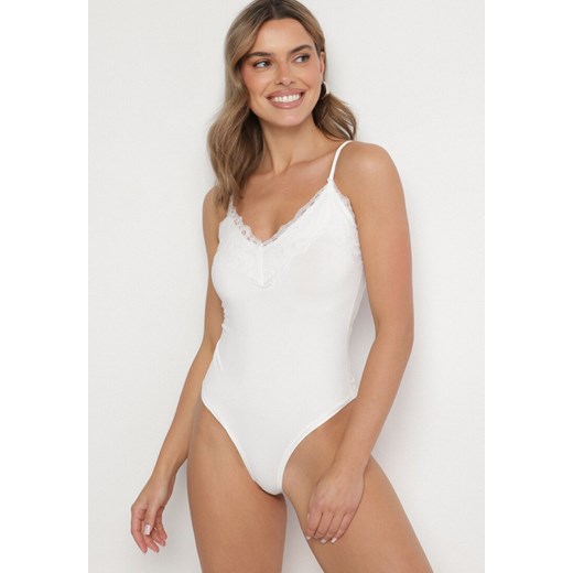 Białe Body z Ozdobną Koronką Amosela ze sklepu born2be.pl w kategorii Body damskie - zdjęcie 180229416