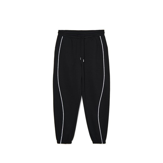 Cropp - Czarne dresy jogger z dekoracyjnym wykończeniem - czarny ze sklepu Cropp w kategorii Spodnie męskie - zdjęcie 180231056
