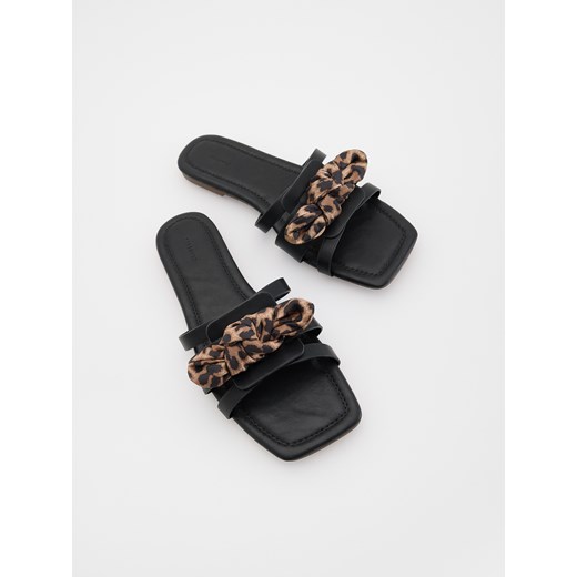 Klapki damskie czarne Reserved na lato bez zapięcia 