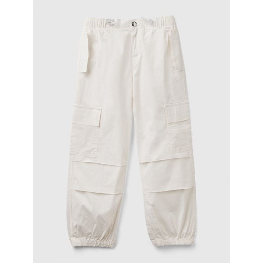 Benetton Bojówki w kolorze białym ze sklepu Limango Polska w kategorii Spodnie dziewczęce - zdjęcie 180271239