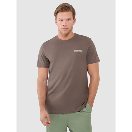 Męski t-shirt z nadrukiem 4F 4FWSS25TTSHM1974 - brązowy ze sklepu Sportstylestory.com w kategorii T-shirty męskie - zdjęcie 180275157