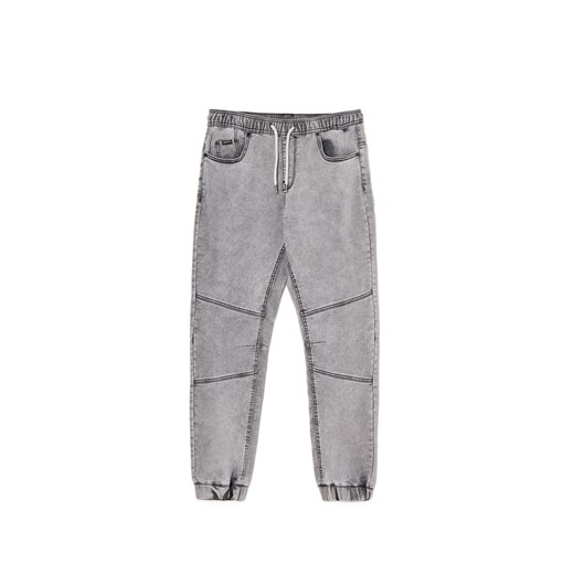Cropp - Jeansy jogger z ozdobnymi przeszyciami - jasny szary ze sklepu Cropp w kategorii Jeansy męskie - zdjęcie 180286409