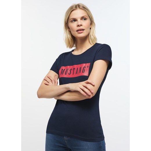 MUSTANG ALINA C LOGO TEE DAMSKI T-SHIRT KOSZULKA LOGO BLUE NIGHTS 1013220 4085 ze sklepu YouNeedit.pl w kategorii Bluzki damskie - zdjęcie 180293819