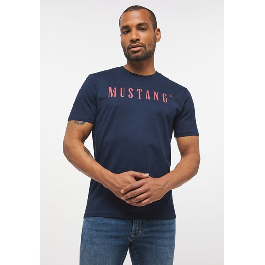 MUSTANG Style Alex C LOGO Tee MĘSKI T-SHIRT KOSZULKA NADRUK LOGO BLUE NIGHTS 1013221 4085 ze sklepu YouNeedit.pl w kategorii T-shirty męskie - zdjęcie 180294529