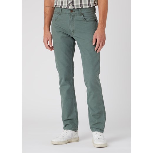 WRANGLER GREENSBORO MĘSKIE SPODNIE MATERIAŁOWE THYME W15QDRG37 112334234 ze sklepu YouNeedit.pl w kategorii Spodnie męskie - zdjęcie 180294916