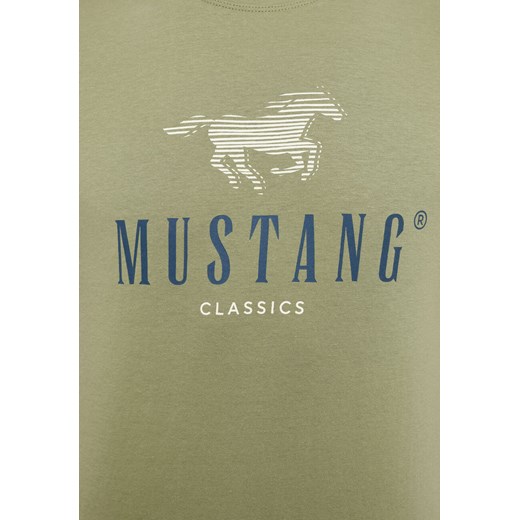MUSTANG ALEX C PRINT MĘSKI T-SHIRT KOSZULKA LOGO NADRUK OIL GREEN 1013808 6273 Mustang S YouNeedit.pl