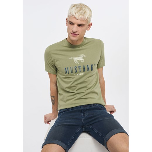 MUSTANG ALEX C PRINT MĘSKI T-SHIRT KOSZULKA LOGO NADRUK OIL GREEN 1013808 6273 Mustang S YouNeedit.pl
