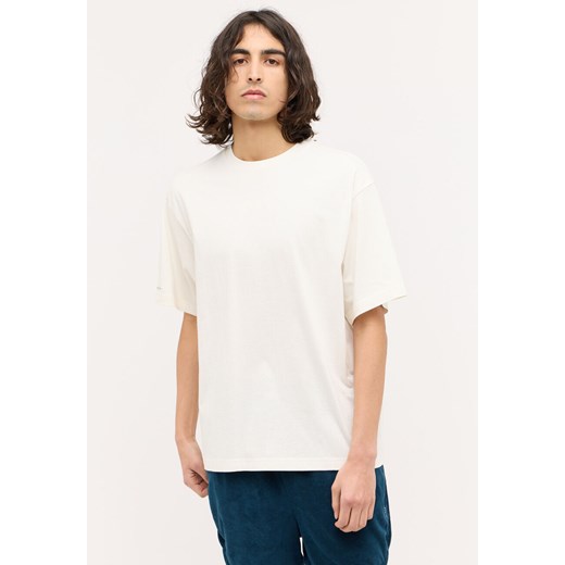 MĘSKA KOSZULKA MUSTANG T-shirt Akron Whisper White 1015264 2013 ze sklepu YouNeedit.pl w kategorii T-shirty męskie - zdjęcie 180295767