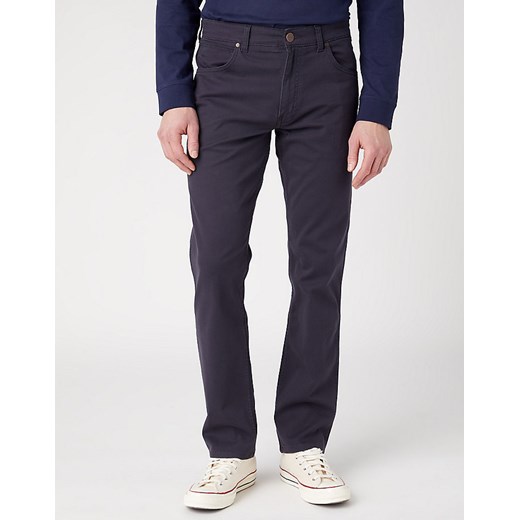 WRANGLER MESKIE SPODNIE MATERIAŁOWE MATERIAŁ GREENSBORO DARK NAVY W15QLNXAE ze sklepu YouNeedit.pl w kategorii Spodnie męskie - zdjęcie 180296366