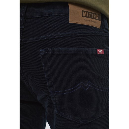 MUSTANG Tramper MĘSKIE SPODNIE SZTRUKSOWE NAVY BLAZER 1013051 5324 Mustang W32 L32 YouNeedit.pl