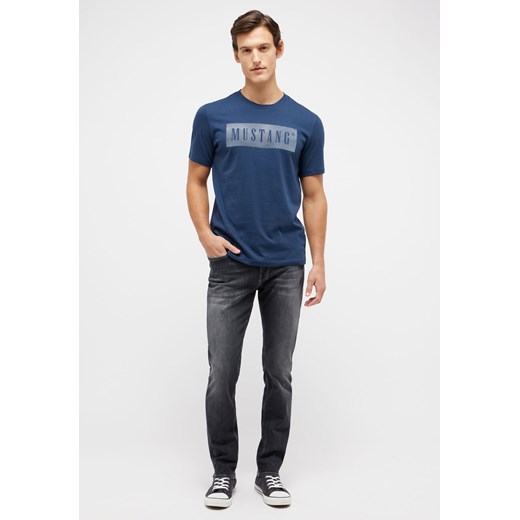 MUSTANG PRINT TEE MĘSKI T-SHIRT KOSZULKA LOGO NADRUK DRESS BLUES 1014937 5334 Mustang S YouNeedit.pl