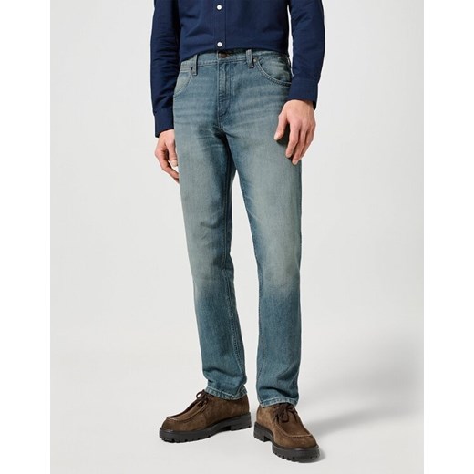 WRANGLER MĘSKIE SPODNIE JEANSOWE GREENSBORO SAGE WASH 112357417 W15Q008821 ze sklepu YouNeedit.pl w kategorii Jeansy męskie - zdjęcie 180300069