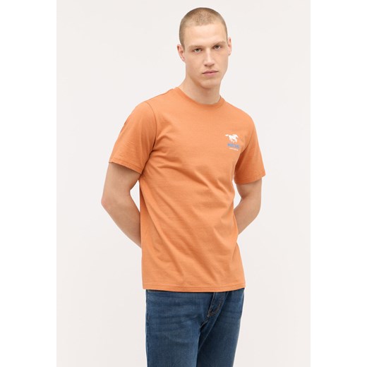 MĘSKA KOSZULKA MUSTANG Austin T-shirt LOGO Raw Sienna 1015068 7088 ze sklepu YouNeedit.pl w kategorii T-shirty męskie - zdjęcie 180300649