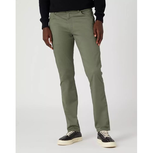WRANGLER LARSTON MĘSKIE SPODNIE MATERIAŁOWE DUSTY OLIVE W18SEAX45 112330756 ze sklepu YouNeedit.pl w kategorii Spodnie męskie - zdjęcie 180300758