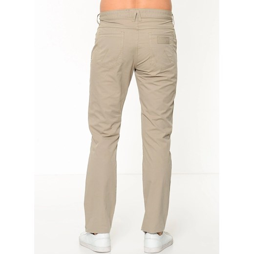 WRANGLER GREENSBORO MĘSKIE SPODNIE MATERIAŁOWE CAMEL W15QLL49J Wrangler W32 L32 YouNeedit.pl