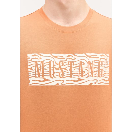 MĘSKA KOSZULKA MUSTANG Austin T-shirt LOGO Raw Sienna 1015070 7088 Mustang XXL YouNeedit.pl
