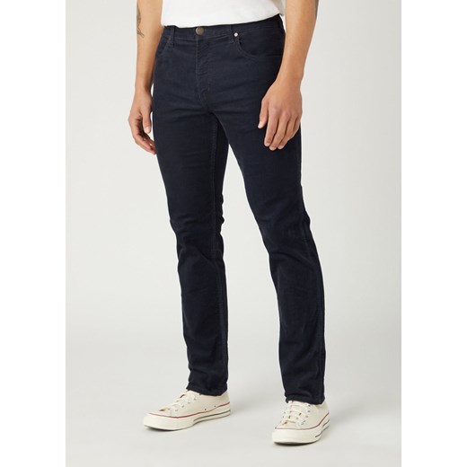 WRANGLER GREENSBORO MĘSKIE SPODNIE MATERIAŁOWE PARISIAN NIGHT W15QLM866 ze sklepu YouNeedit.pl w kategorii Spodnie męskie - zdjęcie 180304625