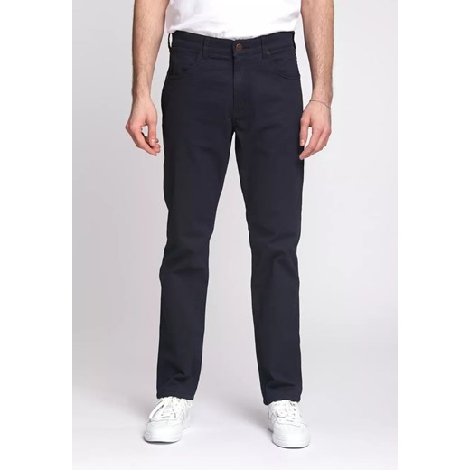 WRANGLER GREENSBORO MĘSKIE SPODNIE MATERIAŁOWE DARK NAVY W15QNDXAE 112338190 ze sklepu YouNeedit.pl w kategorii Spodnie męskie - zdjęcie 180304659