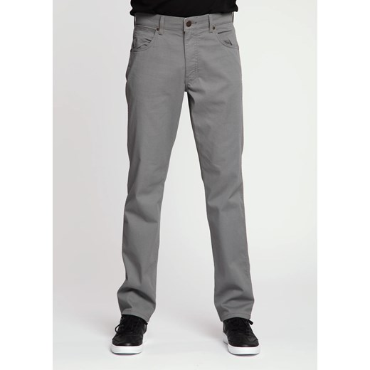 WRANGLER GREENSBORO MĘSKIE SPODNIE MATERIAŁOWE IRON GREY W15QNDM16 112338192 ze sklepu YouNeedit.pl w kategorii Spodnie męskie - zdjęcie 180304919