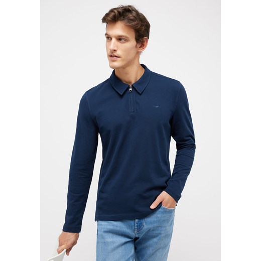 MĘSKA KOSZULKA POLO MUSTANG Portis Dress Blues 1014948 5334 ze sklepu YouNeedit.pl w kategorii T-shirty męskie - zdjęcie 180305146