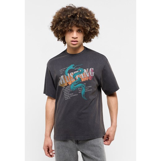 MĘSKA KOSZULKA MUSTANG T-shirt Akron Jet Black 1015658 4188 ze sklepu YouNeedit.pl w kategorii T-shirty męskie - zdjęcie 180307707