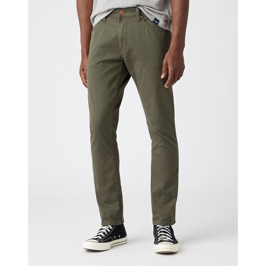 SPODNIE MĘSKIE WRANGLER LARSTON MOSS GREEN W18S36221 112141209 ze sklepu YouNeedit.pl w kategorii Spodnie męskie - zdjęcie 180308005