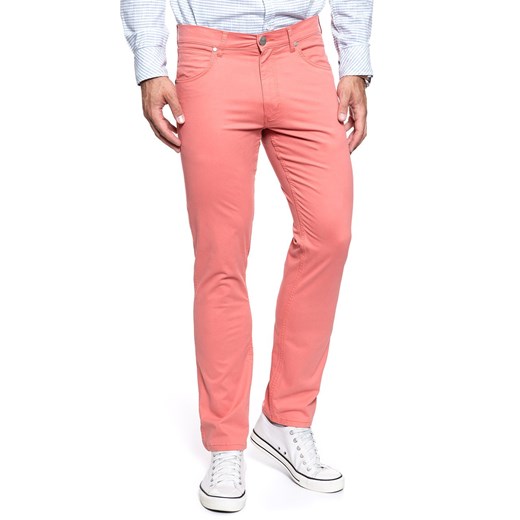 WRANGLER SPODNIE MĘSKIE GREENSBORO CORAL W15QWAR03 112127119 ze sklepu YouNeedit.pl w kategorii Spodnie męskie - zdjęcie 180308745