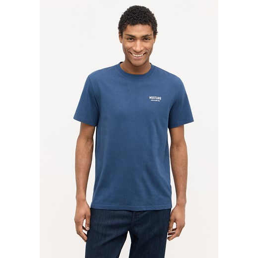 MĘSKA KOSZULKA MUSTANG Austin T-shirt Insignia Blue 1015055 5230 ze sklepu YouNeedit.pl w kategorii T-shirty męskie - zdjęcie 180308868