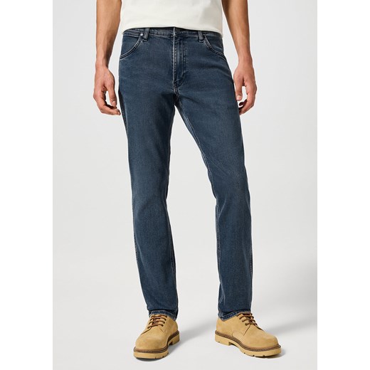 WRANGLER GREENSBORO MĘSKIE SPODNIE JEANSOWE JEANSY DŻINSY STORMY WASH 112357413 W15Q017437 ze sklepu YouNeedit.pl w kategorii Jeansy męskie - zdjęcie 180308967