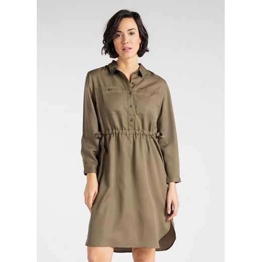 LEE 70s DRESS DAMSKA SUKIENKA KOSZULOWA OLIVE GREEN L50PJYNX 112111377 ze sklepu YouNeedit.pl w kategorii Sukienki - zdjęcie 180309739
