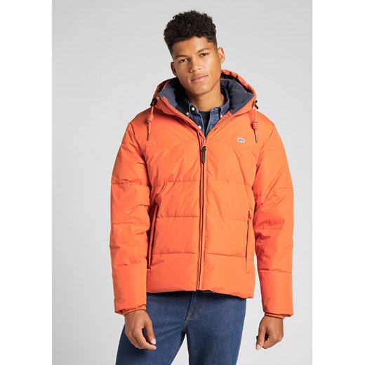 LEE PUFFER JACKET BURNT OCHRE L88BNYBH 112141007 ze sklepu YouNeedit.pl w kategorii Kurtki męskie - zdjęcie 180311328