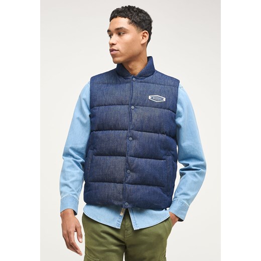 MĘSKI BEZRĘKAWNIK MUSTANG Dennis Denim Quilt Denim Blue 1013496 5000 800 ze sklepu YouNeedit.pl w kategorii Kamizelki męskie - zdjęcie 180311388