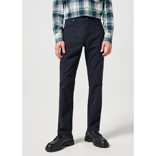 WRANGLER GREENSBORO MĘSKIE SPODNIE MATERIAŁOWE MATERIAŁ CHINO DARK NAVY 112358043 W15Q017344 ze sklepu YouNeedit.pl w kategorii Spodnie męskie - zdjęcie 180312949