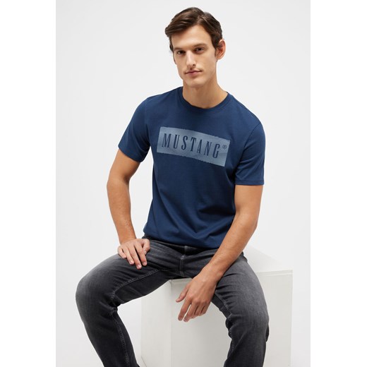 MUSTANG PRINT TEE MĘSKI T-SHIRT KOSZULKA LOGO NADRUK DRESS BLUES 1014937 5334 Mustang S YouNeedit.pl