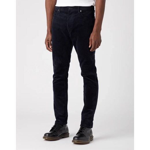 WRANGLER MESKIE SPODNIE SZTRUKSOWE SZTRUKS LARSTON DARK NAVY W18SA2XAE ze sklepu YouNeedit.pl w kategorii Spodnie męskie - zdjęcie 180314068