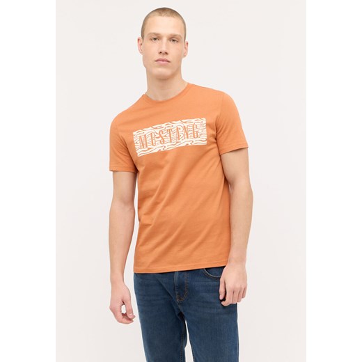 MĘSKA KOSZULKA MUSTANG Austin T-shirt LOGO Raw Sienna 1015070 7088 Mustang M YouNeedit.pl