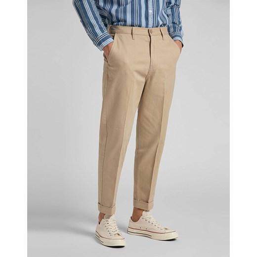 SPODNIE MĘSKIE LEE TAPERED CHINO SERVICE SAND L70RLD10 112118722 ze sklepu YouNeedit.pl w kategorii Spodnie męskie - zdjęcie 180315536