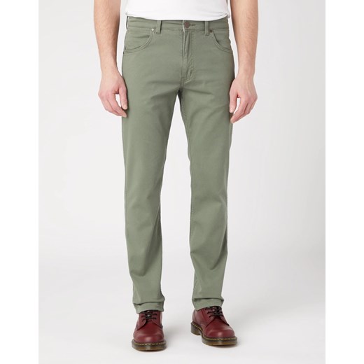 WRANGLER MĘSKIE SPODNIE MATERIAŁOWE GREENSBORO DUSTY OLIVE 112341466 W15Q018115 ze sklepu YouNeedit.pl w kategorii Spodnie męskie - zdjęcie 180316088