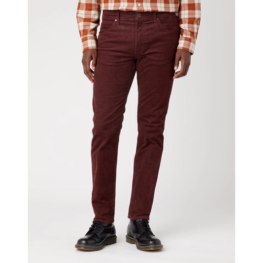 WRANGLER GREENSBORO MĘSKIE SPODNIE MATERIAŁOWE DAHLIA W15QLMH45 ze sklepu YouNeedit.pl w kategorii Spodnie męskie - zdjęcie 180316345