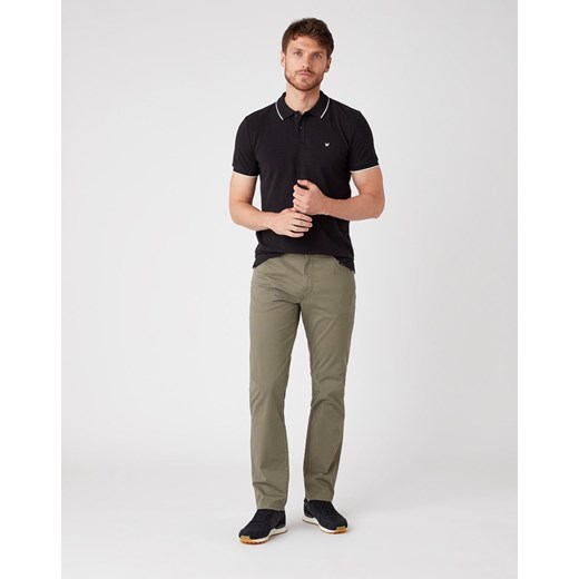 WRANGLER TEXAS SLIM MĘSKIE SPODNIE MATERIAŁOWE DUSTY OLIVE W12SWA275 112126533 ze sklepu YouNeedit.pl w kategorii Spodnie męskie - zdjęcie 180317156