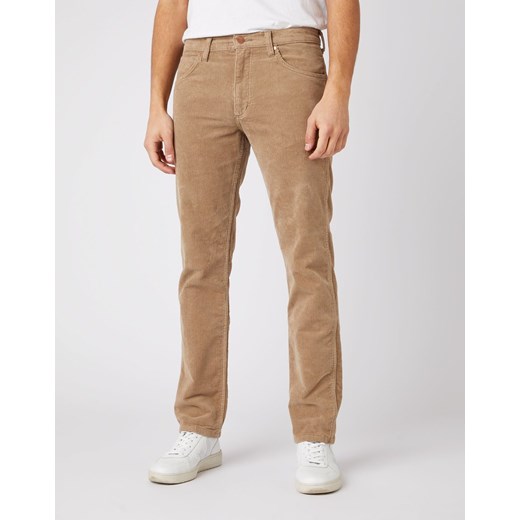 MĘSKIE SPODNIE MATERIAŁOWE WRANGLER GREENSBORO FLAX W15QA2C04 112141185 ze sklepu YouNeedit.pl w kategorii Spodnie męskie - zdjęcie 180317545