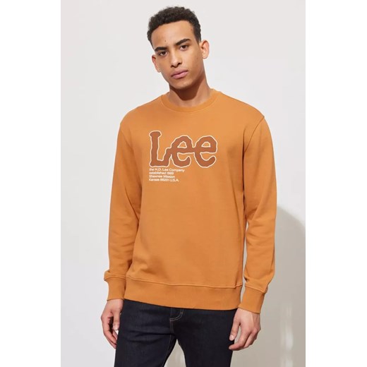 LEE SEASONAL LOGO CREW SWS MĘSKA BLUZA NADRUK CARAMEL L84QTJ99 112322640 ze sklepu YouNeedit.pl w kategorii Bluzy męskie - zdjęcie 180318785