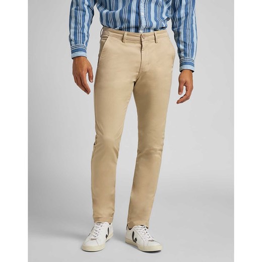 LEE SLIM CHINO MĘSKIE SPODNIE MATERIAŁOWE SERVICE SAND L768LA10 112121061 ze sklepu YouNeedit.pl w kategorii Spodnie męskie - zdjęcie 180318967