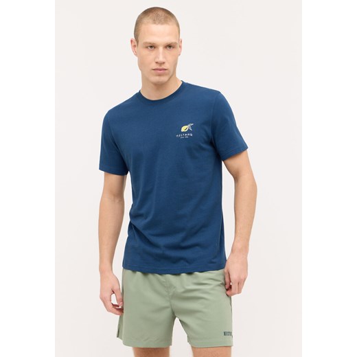 MĘSKA KOSZULKA MUSTANG Austin T-shirt Insignia Blue 1015072 5230 Mustang S YouNeedit.pl