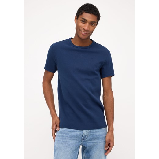 MĘSKA KOSZULKA MUSTANG T-shirt Allen Dress Blues 1014930 5334 ze sklepu YouNeedit.pl w kategorii T-shirty męskie - zdjęcie 180321426