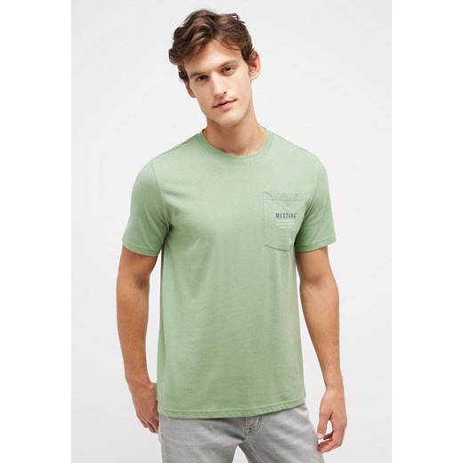 MĘSKA KOSZULKA MUSTANG T-shirt Austin Hedge Green 1014941 6336 ze sklepu YouNeedit.pl w kategorii T-shirty męskie - zdjęcie 180323389