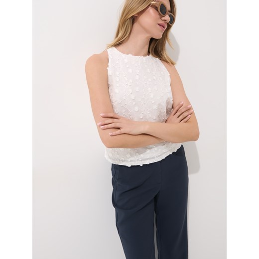 Bluzka damska Mohito z haftem biała 