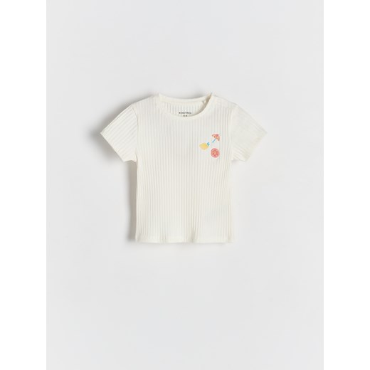 Reserved - Prążkowany t-shirt z haftem - złamana biel ze sklepu Reserved w kategorii Bluzki dziewczęce - zdjęcie 180364537