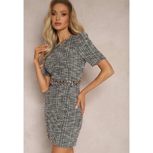 Czarno-Biała Dopasowana Sukienka Mini Elegancka z Łańcuchem w Talii Biavia Renee M okazyjna cena renee.pl